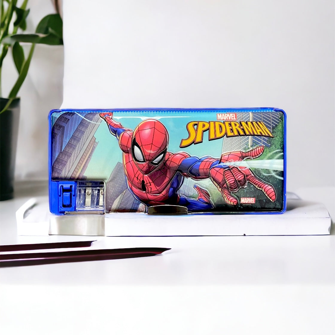 CARTUCHERA SPIDERMAN CON TAJADOR Y MINI LÁMPARA - MARVEL