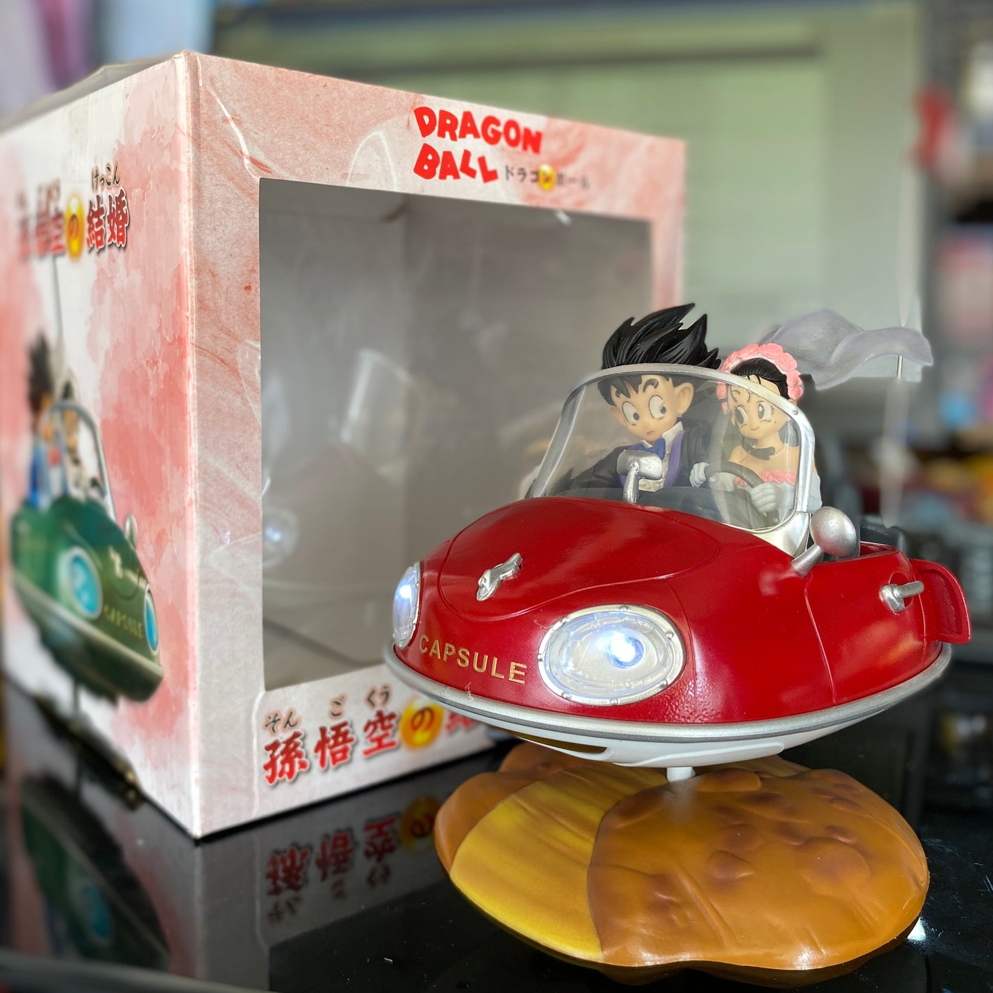 Figura de Colección Dragón Ball Gokú y Milk Recién Casados en su Auto (con Luces)