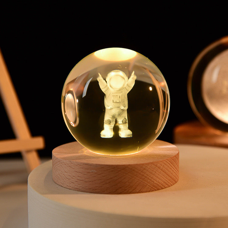 Esfera de Cristal LED Astronauta 3D con Base de Madera – 10 cm