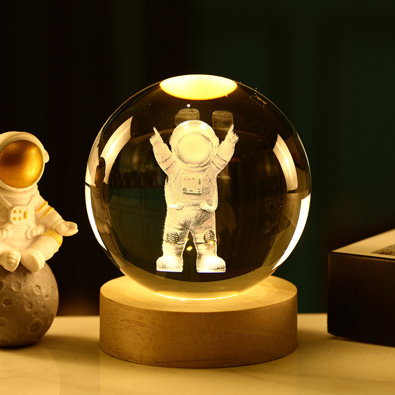 Esfera de Cristal LED Astronauta 3D con Base de Madera – 10 cm