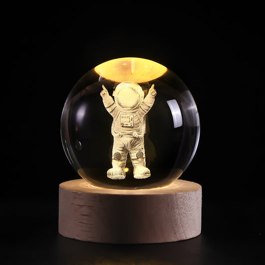 Esfera de Cristal LED Astronauta 3D con Base de Madera – 10 cm