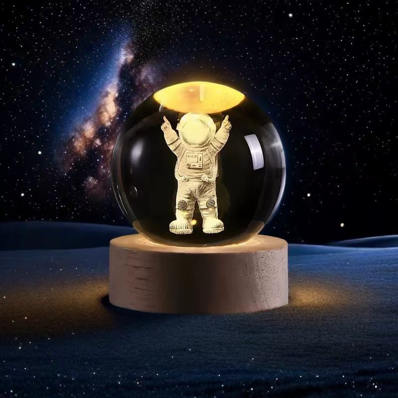 Esfera de Cristal LED Astronauta 3D con Base de Madera – 10 cm