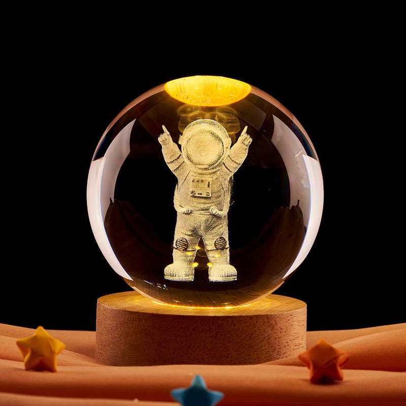 Esfera de Cristal LED Astronauta 3D con Base de Madera – 10 cm