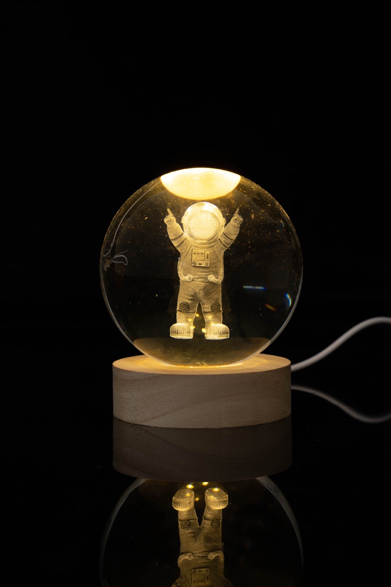 Esfera de Cristal LED Astronauta 3D con Base de Madera – 10 cm