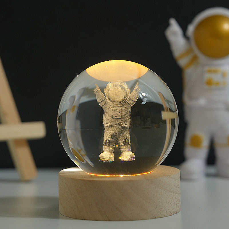 Esfera de Cristal LED Astronauta 3D con Base de Madera – 10 cm